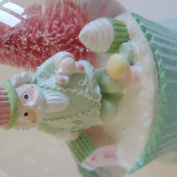 Christmas Cupcake Snow Globe Pastel Colors Musical Candy Land Theme Hoilday - Picture 3 of 14